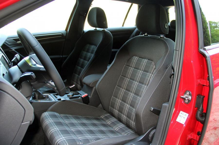 Интерьер Volkswagen Golf GTD 5-Door 2017 года  (WW) (фото 29 из 58)